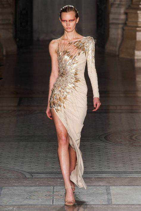 Models Catwalk, Gold Clothes, Gold Outfits, Catwalk Models, Julien Macdonald, Model Drawing, White Gowns, Couture Gowns, Glam Dresses