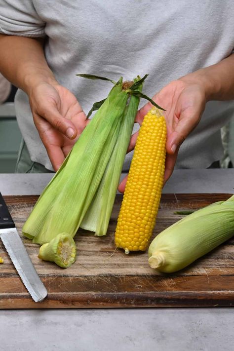 If you need delicious corn on the cob in a hurry, the microwave is the easiest way to get freshly cooked corn that keeps its taste and texture. So here is my quick and easy method for microwave corn on the cob. Microwave Corn On The Cob, Microwave Corn, Oven Roasted Corn, Cook Corn, Rainbow Pasta, Easy Summer Side Dishes, How To Cook Corn, Grilled Potatoes, Summer Side Dishes