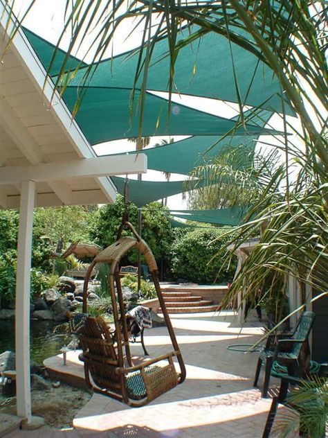 Multiple green shade sails over a walkway Outdoor Blinds Patios, Diy Patio Ideas, Diy Patio Cover, Canopy Ideas, Deck Shade, Backyard Shade, Patio Shade, Pergola Kits, Pergola Plans