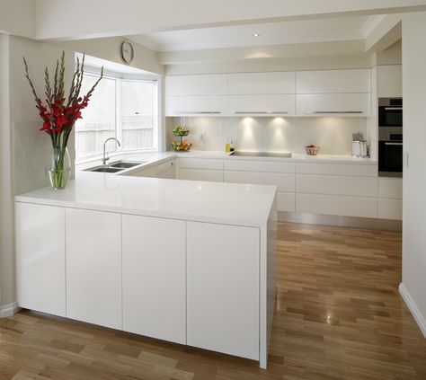 U Shaped Kitchen Designs Luxury White Kitchen Design, Luxury White Kitchen, Küchen In U Form, Modern Minimalist Kitchen, Kabinet Dapur, White Kitchen Decor, Modern Kitchen Interiors, U Shaped Kitchen, White Kitchen Design