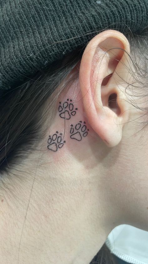 Zampa di animale tatuaggio Dog Tattoo Behind Ear, Tattoo Behind Ear, Diamond Dogs, Dog Ear, Dog Tattoo, Ear Tattoo, Print Tattoos, Behind Ear Tattoo, Paw Print Tattoo