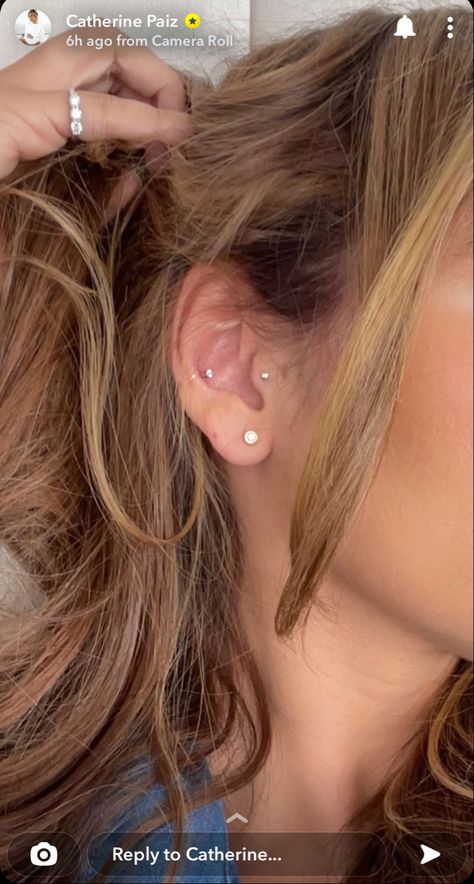 Ear Piercing Ideas Aesthetic Simple, Minimalist Ear Piercings Simple Classy, Tragus Piercing Aesthetic, Low Helix Piercing, 2nd Ear Piercing, Minimalist Ear Piercings, Piercing Inspiration, Small Ears, Ear Peircings