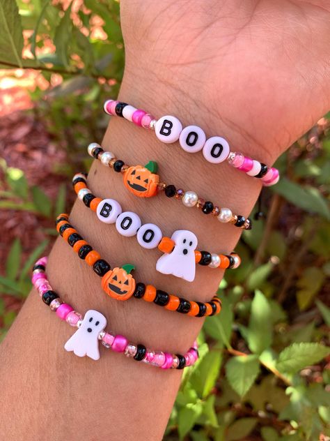 Fun, cute and minimalist Halloween bracelets.   Materials:nylon ,   clay and seed beads. 💕 Most of my bracelets are 1/2 cm wide(thick) some are 1 cm. 💕 Sliding knot closure and completely adjustable. Message me with any questions or different sizing prior to purchase 💕.  Remember that handmade pieces are always unique and they never look exactly the same 🤩 that's why they are so special 😍😉. ️🎁 Follow  me on Instagram  and Facebook for giveaways, special offers and discounts   @roxysshop20 Halloween Braclets Idea, Halloween Jewelry Diy Bracelets, Halloween Bracelets Diy, Preppy Halloween Bracelet Ideas, Bracelet Ideas With Pony Beads, Spooky Bracelet Ideas, Friendship Bracelets Halloween, Diy Halloween Bracelets, Halloween Seed Bead Bracelet