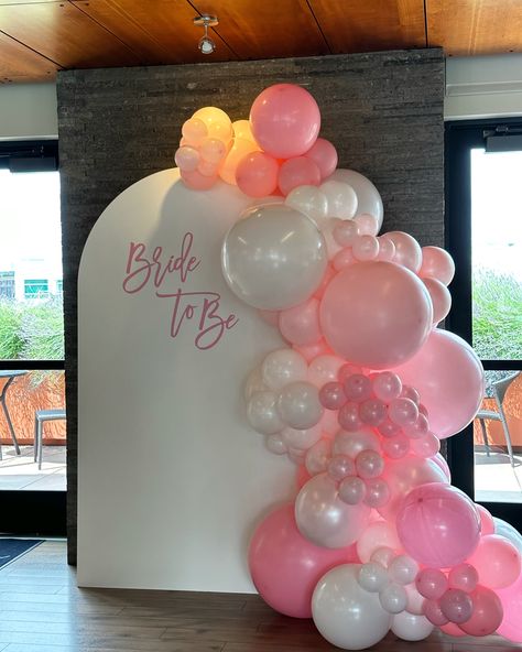 Bridal Shower Ballons, Gold Wedding Reception Tables, Bride To Be Decorations, Panel Backdrop, Realtor Client Gifts, Bride To Be Balloons, Bridal Shower Inspo, Bridal Shower Balloons, Bridal Theme