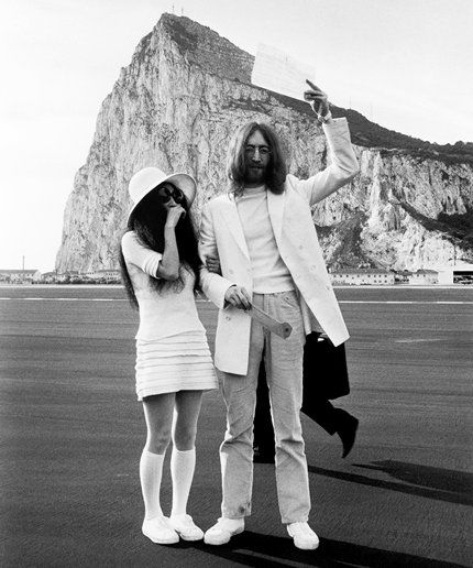 The Wedding Day: Yoko Ono And John Lennon Jamie Hince, Celebrity Wedding Photos, John Lennon Yoko Ono, Vintage Foto's, Rose Leslie, Wallis Simpson, Celebrity Bride, John Lennon And Yoko, Bianca Jagger