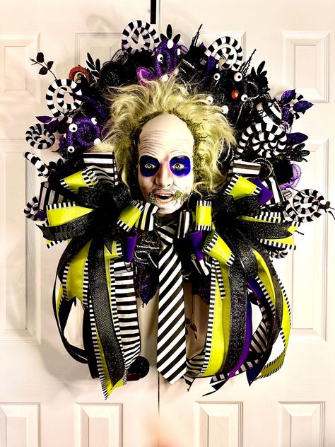 This incredible and spooky wreath with be the talk of the neighborhood. Adorned with purple, lime green and black embellishments. Head is Handpainted and wig/tie are of the best quality. Mannequin Head Halloween, Beetlejuice Wreath, Juice Crafts, Painted Mannequin, Halloween Juice, Spooky Wreath, Hat Wreath, Beetlejuice Halloween, Scary Stuff