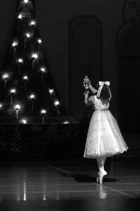 Black White Christmas, Nutcracker Ballet, Little Ballerina, Ballet Beautiful, The Nutcracker, Dance Life, Black Christmas, Dance Art, Nutcracker Christmas