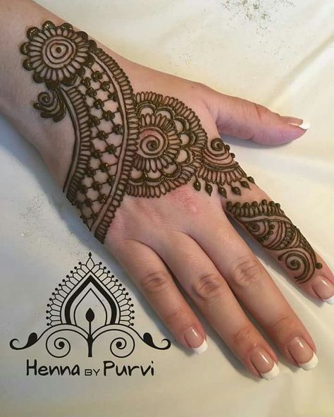 Mehandi Degine Simple, Mehendi Design Front Hand Simple, Mehedi Design Simple Easy, Easy Mendhi Designs Simple Front Hand, Simple And Easy Mehndi Designs For Beginners, Back Mehendi Designs Simple, Mehandi Designs For Hands Simple Palms, Golden Jewellery Design, Mehadi Degine Simple