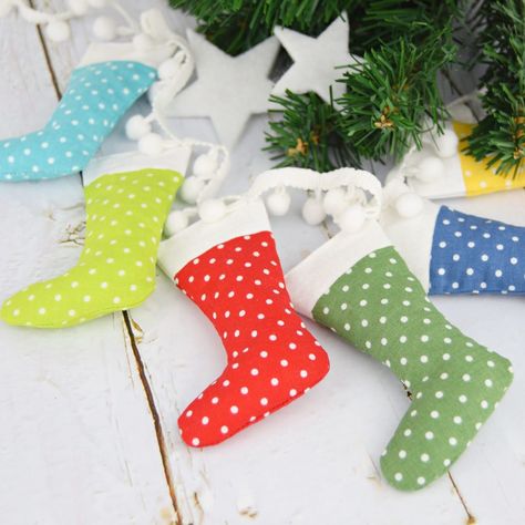 Swiss Dot – Mini Christmas Stocking Ornaments + FREE Tutorial! – Riley Blake Designs Diy Christmas Gifts Sewing, Stocking Garland, Cute Christmas Presents, Mini Christmas Stockings, Diy Stockings, Diy Christmas Garland, Diy Christmas Presents, Easy Diy Christmas Gifts, Christmas Sewing Projects