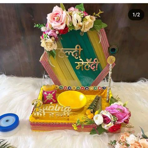 Indian Trousseau Packing, Wedding Trays Decoration, Wedding Trays Decoration Indian, Haldi Tray Decoration Ideas, Mehandi Platter, Mrg Decoration, Mehendi Platter, Chhab Decoration, Haldi Platter