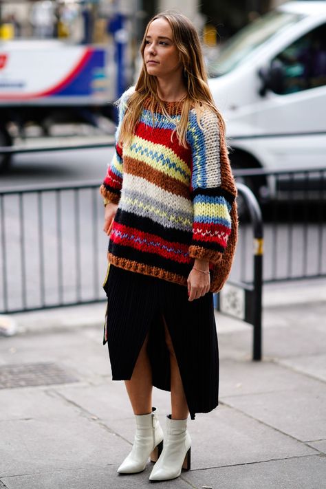 The 10 street-style looks you'll want to copy from London Fashion Week- HarpersBAZAARUK Cricket Jumper, Sweater Street Style, Knitwear Trends, London Fashion Week Street Style, London Fashion Weeks, Sweater Trends, Pullover Outfit, Styling Inspiration, London Street Style