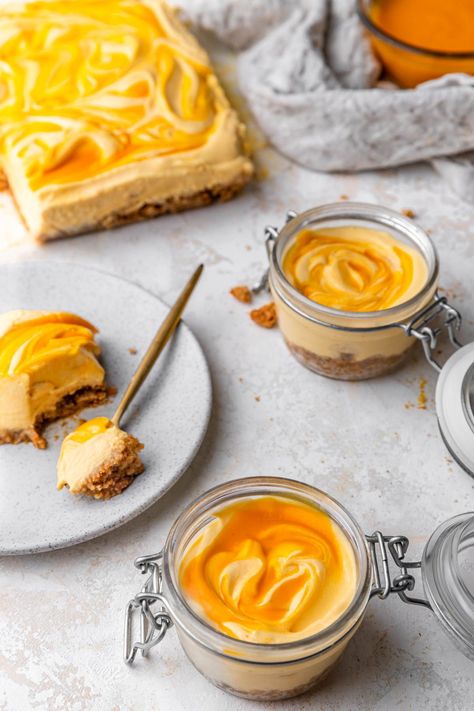 This no bake mango cheesecake is such a dreamy dessert. Simple crust, thick and creamy mango puree swirled filling, easy and delicious! No gelatin required #nobake #cheesecake #mangojars #mangocheesecake No Bake Mango Cheesecake, Mango Desserts, Cheesecake No Bake, Individual Cheesecakes, Crumb Recipe, Mango Cheesecake, Mango Dessert, Tummy Yummy, Gluten Free Biscuits