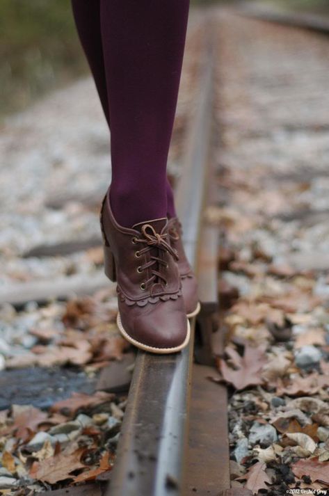 ~ Vintage Style Heels, Purple Tights, Lace Oxfords, Mode Shoes, Brown Oxfords, Oxford Heels, Brown Shoes, Wooden Heel, Moda Vintage