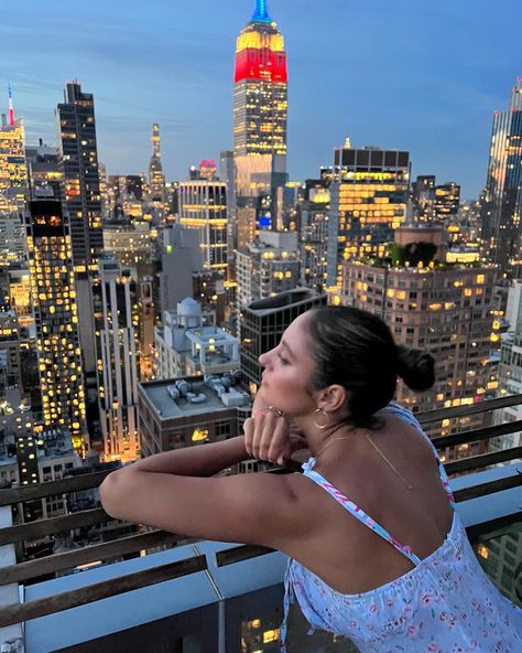 NYC New York views city night New York at night aesthetic dream dream life New
Yorker life in nyc girl in the city beautiful Life In New York, Aesthetic Dream Life, New York Living, Life In Nyc, New York Aesthetic Summer, New York Live, Travel Life Aesthetic, New York City Photo Ideas, Nyc Night Pictures