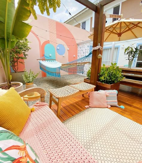 Terrace Mural Ideas, Colorful Backyard Ideas, Colorful Terrace, Patio Mexicano, Colorful Patio, Deco Jungle, Wall Murals Painted, Casa Vintage, Outdoor Comfort