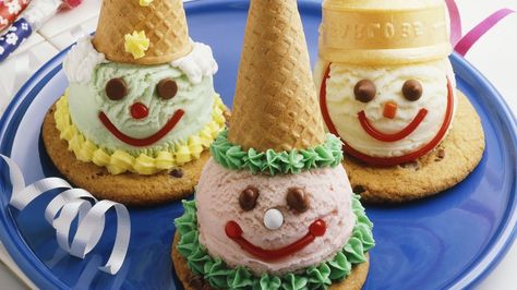 Tasty refrigerated chocolate chip cookies hold a smiling scoop of ice cream with a cute cone cap. Birthday Clown, Marie Biscuit, Homemade Cupcakes, Fair Food, Edible Crafts, Carnival Theme, Flavor Ice, Chewy Chocolate Chip, Sloppy Joe