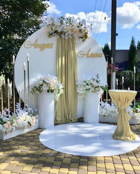 Round Backdrop, Wedding Backdrop Design, Wedding Backdrop Decorations, Flowers Instagram, Diy Event, Decor Flowers, Wedding Stage Decorations, Golden Wedding, Instagram Wedding