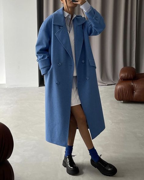 Blue Raincoat Outfit, Raincoat Outfit Aesthetic, Raincoat Outfit, Blue Raincoat, Cocoon Coat, Outfit Aesthetic, Winter Looks, Outfits Aesthetic, Trench Coat