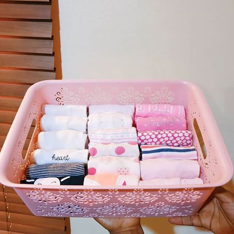 Clothes Organization Ideas, Nursery Clothes Organization, Organize Baby Clothes, Folding Baby Clothes, Folding Tips, Nursery Dresser Organization, Changing Table Organization, Baby Closet Organization, Baby Clothes Storage