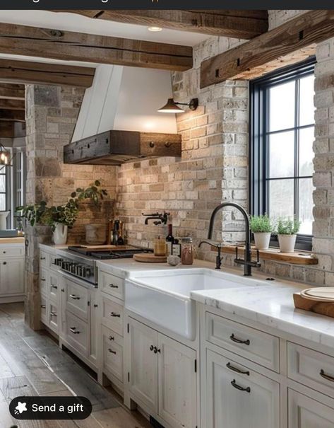 Stone Backsplash Kitchen, Shabby Home, Kitchen Cabinets Decor, Cabin Kitchens, Farmhouse Kitchen Design, Cottage Kitchens, Farm Kitchen, French Country Kitchen, Custom Kitchens