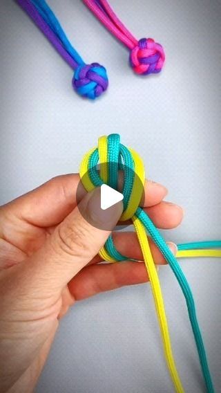 Life Hack Gadgets on Instagram: "how to make a string boll knots" Paracord People Diy How To Make, Knot Tying Tutorial, Fancy Knots, Paracord Weaves, Paracord Crafts, Knot Bracelets, Paracord Projects, Rope Crafts, Life Hack