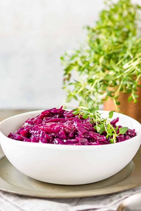 Purple Cabbage Recipes, Spiced Red Cabbage, Cooked Red Cabbage, Red Cabbage With Apples, Veggie Desserts, Cabbage Side Dish, Sweet And Sour Recipes, Red Cabbage Recipes, Meals Vegan