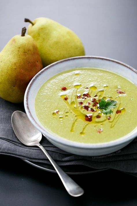 Creamy Spinach and Pear Soup with Pancetta, finished with a dollop of mascarpone for extra creaminess. Soup With Pancetta, Pear Soup, Green Soup, Spinach Soup, Pear Recipes, Creamy Spinach, Soup And Stew, Creamy Soup, Croutons