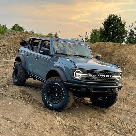 37x12.5x17’s on our 4” lift kit with -12 offset! | Bronco6G - 2021+ Ford Bronco & Bronco Raptor Forum, News, Blog & Owners Community Bronco Badlands Sasquatch, Ford Bronco Lifted, Bronco Badlands, 2021 Bronco, Bronco Car, Bronco Truck, New Bronco, Classic Ford Broncos, Ford Broncos