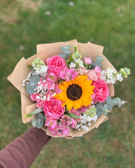 Simple yet pretty 😍💐 Dm @lilyyscreations or text (559)931-4025 to order your mix blooms bouquet today #floraldesign #prettybouquets #rosebouquet #floristofinstagram #559bouquets #flowerbouquet #explorepage #explore #supportlocal #fresnoflowers #fresnoflorist #ramobuchón #fresnocalifornia #sunflower Mixed Bouquet Floral Arrangements, Graduation Flowers Bouquet, Mixed Flower Bouquet, Graduation Flower Bouquet, Flower Arrangements Bouquets, Dream Couple, Mixed Bouquet, Luxury Bouquet, Graduation Bouquet