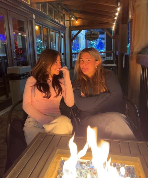 #demetradias #friends #cozy Teen Love Aesthetic, Insta Pictures Ideas, Bff Pic Ideas, Hangout Friends, Bestie Pic Ideas, Friends Duo, Friends Hangout, Bsf Pics, Bon Fire