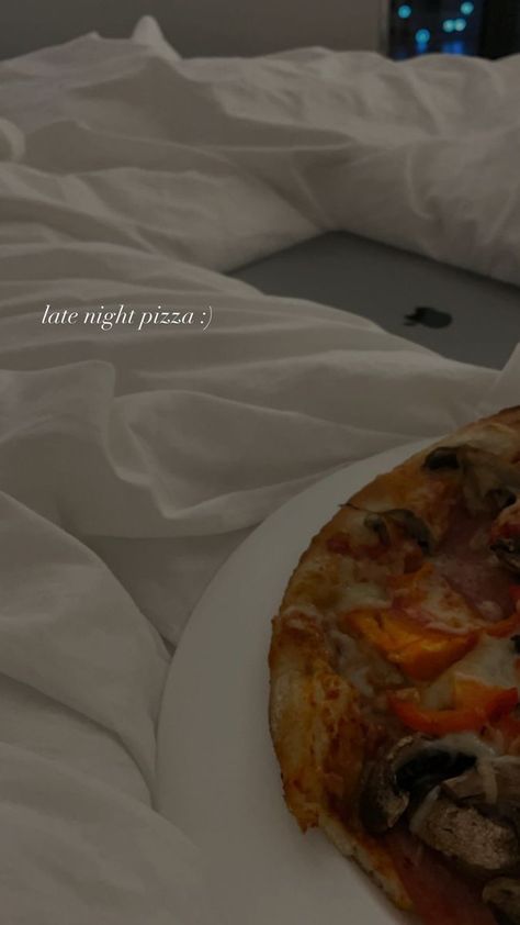 Late Night Snacking Aesthetic, Pizza And Netflix Night, Late Night Cooking Aesthetic, Aesthetic Pizza Insta Story, Night Snacks Snapchat, Food Night Snapchat, Late Night Food Snapchat, Late Night Snacks Snapchat, Pizza Pics For Instagram