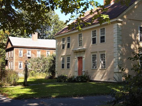 Why The Small Town Of Deerfield Is Massachusetts' Best Kept Secret Deerfield Massachusetts, Old Colonial Homes, Architecture Classic, Saltbox Houses, Massachusetts Travel, Western Massachusetts, England Homes, Living History Museum, Colonial Times