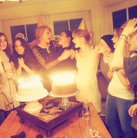 Celebrate like Taylor with these tips Taylor Swift Squad, Selena Selena, Selena And Taylor, Jaime King, Taylor Swift Party, Taylor Swift Birthday, Sarah Hyland, Swift Photo, Lea Michele