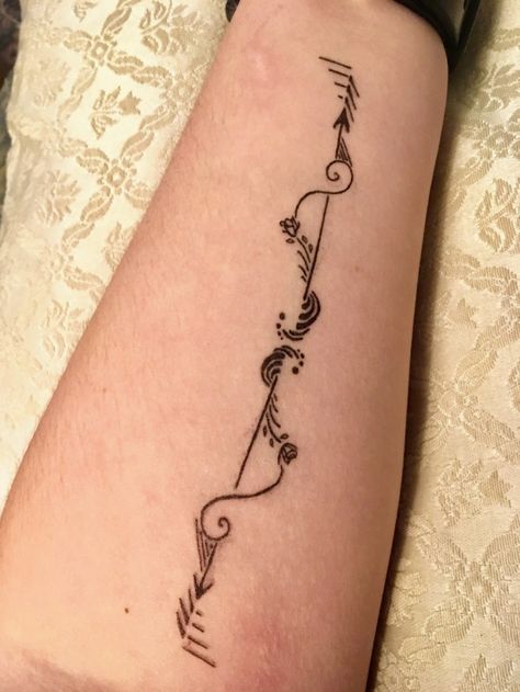 Tattoo idea, inc, pen drawing on arm, symetrical, mirror Pen Drawings On Arm, Pen Arm Tattoo, Things To Draw On Your Arm With Pen Easy, Arm Doodles Aesthetic, Easy Pen Tattoos, Things To Draw On Ur Arm, Things To Draw On Arm, Doodles On Arm, Things To Draw On Your Arm With Pen