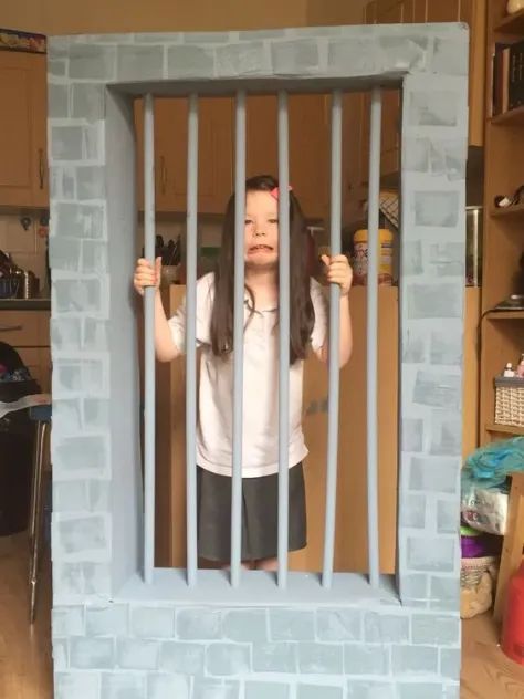 Jail Halloween Decorations, Diy Jail Cell Prop, Halloween Jail Cell Decorations, Halloween Photobooth Diy, Jail Cell Prop, Halloween Photo Booth Ideas, Diy Halloween Photo Booth, Photo Booth Halloween, Halloween Photobooth