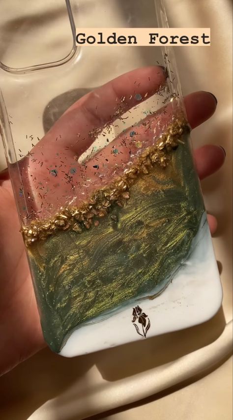 Resin Cover Phone, Resin Art Phone Cover, Epoxy Resin Phone Case, August Inspiration, Diy Resin Gifts, Diy Resin Phone Case, Resin Gifts, Pochette Portable, Art Muse