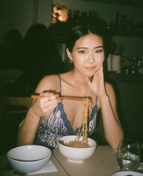 Eating Pictures, Vintage Filter, Things To Try, Hot And Spicy, Anatomy Poses, Instagram Ideas Photography, Chinese Dishes, Best Photo Poses, Sweet And Sour