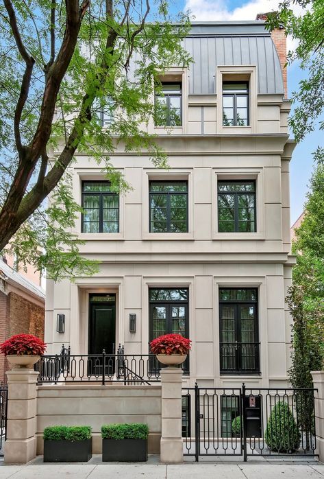 Apartamento New York, Classic European Style, Boho Glam Home, Lincoln Park Chicago, Home Designs Exterior, Townhouse Exterior, House Balcony Design, Lincoln Park, Row House