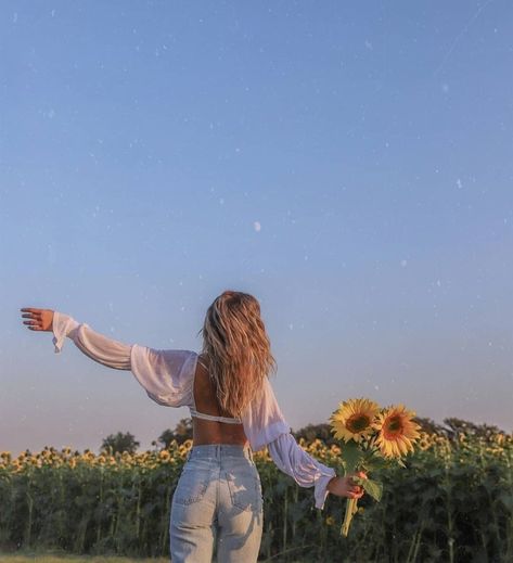 Feeling Photoshoot, Aesthetic Pictures Ideas, Pictures With Sunflowers, Spring Senior Pictures Outfits, Sunflower Field Photography, Sunflower Field Pictures, Field Senior Pictures, Spring Senior Pictures, Garden Photoshoot