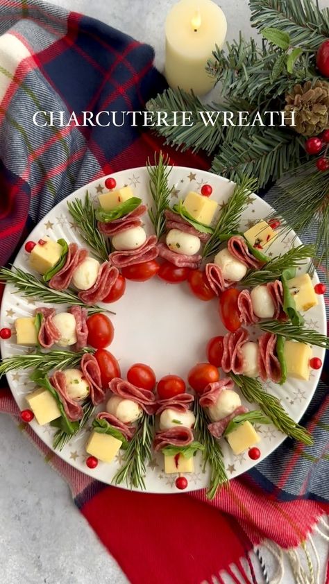 Food Arrangement Ideas Simple, Caprese Skewers Wreath, Fruit Skewers Christmas, Wreath Charcuterie Board Ideas, Xmas Party Food Appetizers, Santa Cheese Board, Holiday Skewers, Christmas Fruit Skewers, Appetizers Christmas Eve