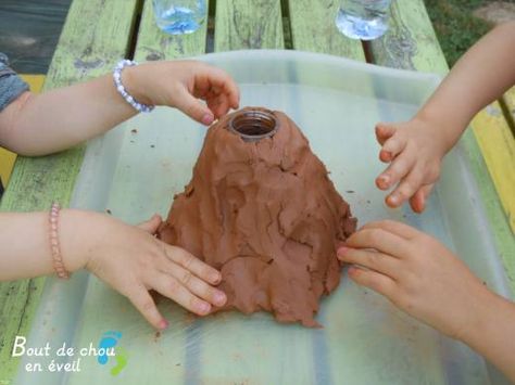 Activité Montessori : fabriquer un volcan | Bout de chou en éveil Montessori Science, Daycare Activities, Science Activities For Kids, Kindergarten Science, Dino Party, Preschool Science, Montessori Activities, Science For Kids, Science Activities