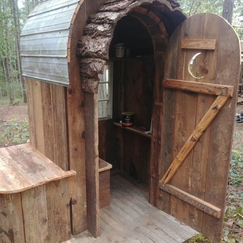 How To Build Outhouse, Camp Bath House, Out Houses Toilet Plans, Rustic Outhouse Ideas, Out Houses Pictures, Diy Outhouse Plans, Outhouse Interior, Out House Ideas, How To Build An Outhouse