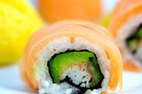 Lemon Drop Roll - imitation crab, cucumber, avocado, smoked salmon, lemon juice Japanese Sushi Recipes, Avocado Smoked Salmon, Lemon Roll, Beer Chicken Crockpot, Sushi Nigiri, Poke Recipe, Sushi Master, Japanese Food Sushi, Fun With Food