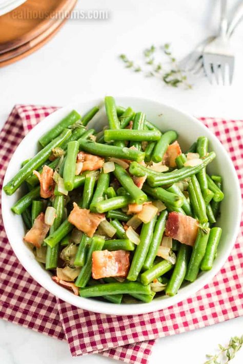 Green Beans with Bacon and Onion Real Housemoms: Crispy bacon German Green Beans, Panko Crusted Chicken Tenders, Kid Friendly Side Dishes, Green Beans Almondine, Beans With Bacon, Green Beans With Bacon, Vegetable Side Dish, Cooking Bacon, Onion Chicken