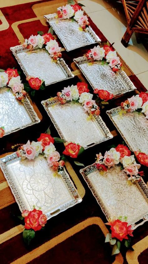 Sweetmeat Trays Indian Wedding, Lagan Lekhan Tray Decorations, Haldi Backdrop, Wedding Packing, Wedding Gift Hampers, Baby Shower Plates, Wedding Platters, Bridal Decor, Thali Decoration