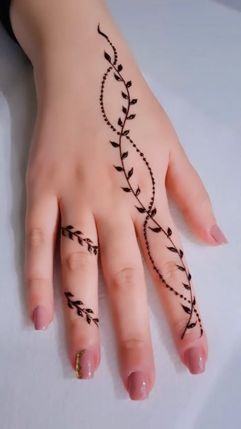 Роспись хной на руках🤍 #худжанд🇹🇯 Simple Inai Design, Simple Henna Tattoo Hand, Tattoo With Henna, Desain Henna Simple, Easy Mehendi Designs Back Hand, Really Easy Henna Designs, Easy Henna Hand Designs, Simple Hand Design, Mehendi Designs For Hands Easy