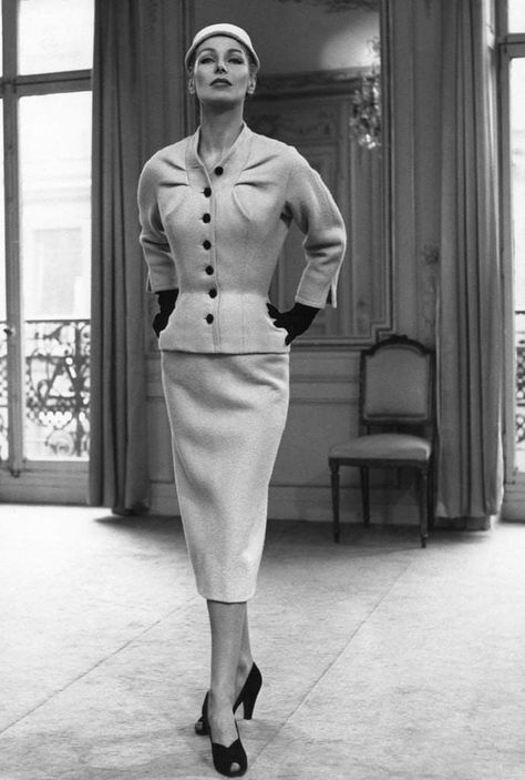 90s Runway Fashion, 60s And 70s Fashion, Fashion 1950s, French Fashion Designers, 40s Fashion, Vintage Couture, Trendy Fall, 1960s Fashion, Moda Vintage