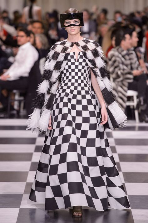 All the Looks from Dior Spring 2018 Couture Dior Fashion Show, London Fashion Weeks, Collection Couture, Christian Dior Haute Couture, Exquisite Gowns, Fashion Themes, Dior Haute Couture, Moda Paris, Spring Couture