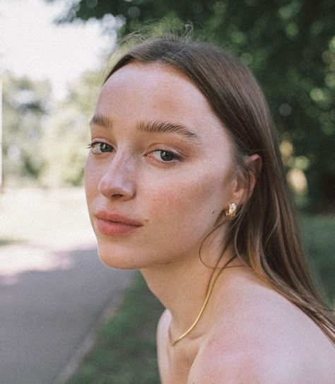 phoebe dynevor Diy Eyeliner, Daphne Bridgerton, Phoebe Dynevor, Eyeliner Makeup, Beauty Inspo, Face Card, Beauty Inspiration, Skin Makeup, Maquillaje De Ojos