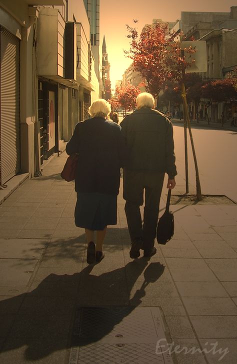 Old Couple In Love, Old People Love, Older Couple, Couple Walking, Elderly Couples, Growing Old Together, Old Couples, Elderly People, Pablo Neruda